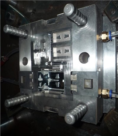 Comutator matriță de injecție